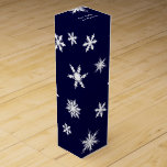 Nordsjön Snowflake Vin Vinlåda<br><div class="desc">Krisp vit snöflingor på mörk blått bakgrund dekorerar den här lådan och ge den ett festligt helgdag.</div>