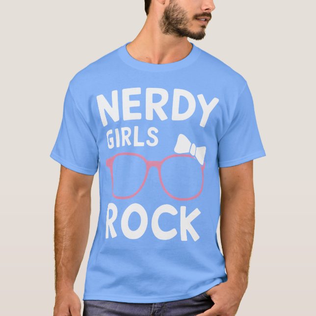Nördtjejer rockar rosa glasögon båge vänner t shirt (Framsida)