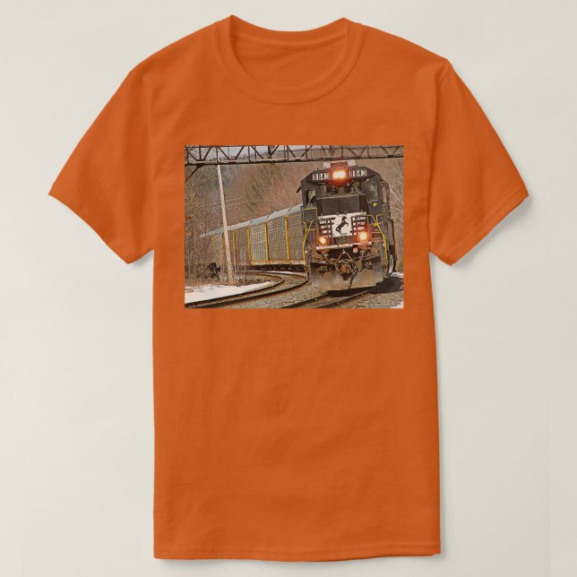 Norfolk Southern 8843 vid Fitchburg T Shirt (Design framsida)