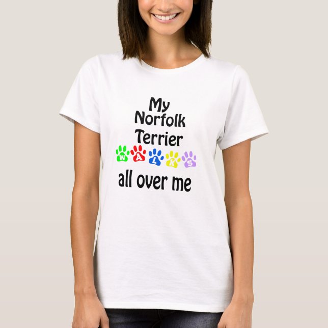 Norfolk Terrier Walks Design T Shirt (Framsida)