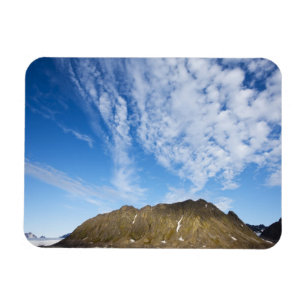 Norge, Svalbard, Moln ovanför branta klippor Magnet