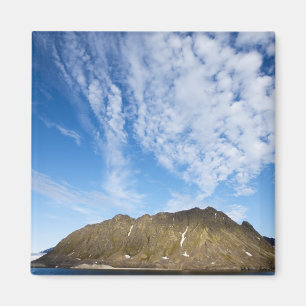 Norge, Svalbard, Moln ovanför branta klippor Magnet