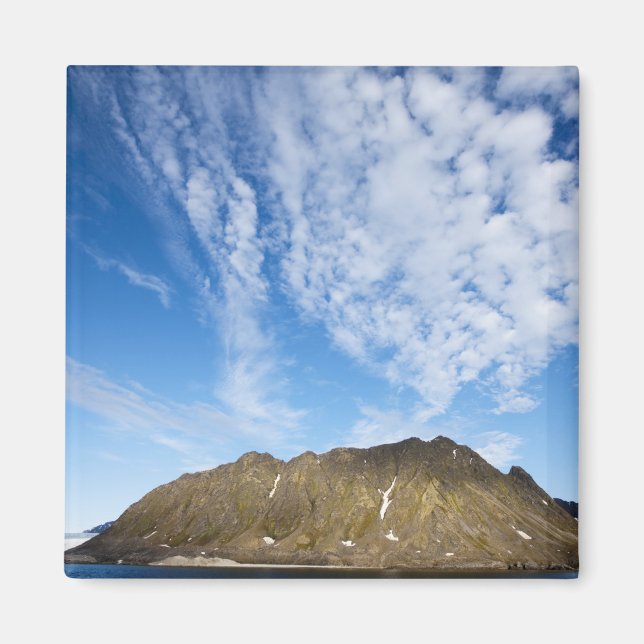 Norge, Svalbard, Moln ovanför branta klippor Magnet (Framsidan)