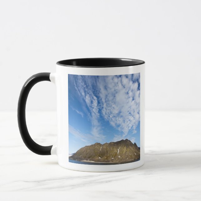 Norge, Svalbard, Moln ovanför branta klippor Mugg (Vänster)