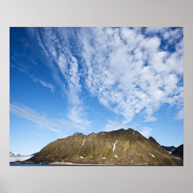 Norge, valbard, moln ovanför branta klippor poster (Framsidan)