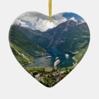 Norgen beskådar till Geiranger från Flydalsjuvet Julgransprydnad Keramik