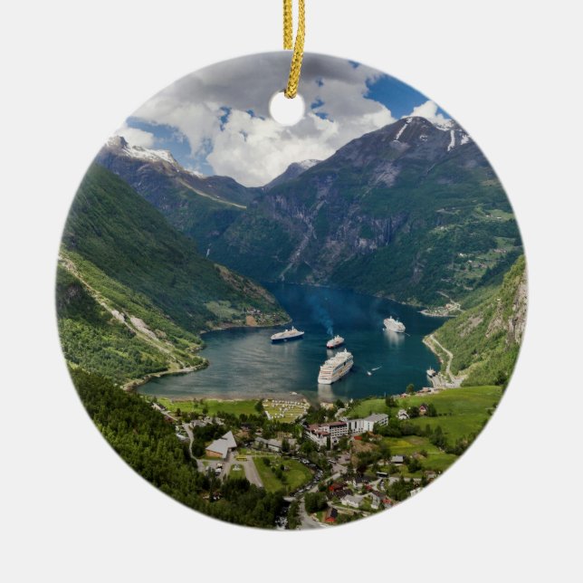 Norgen beskådar till Geiranger från Flydalsjuvet Julgransprydnad Keramik (Framsidan)