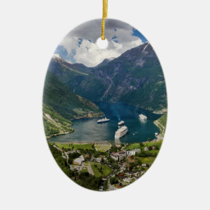Norgen beskådar till Geiranger från Flydalsjuvet Julgransprydnad Keramik
