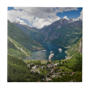 Norgen beskådar till Geiranger från Flydalsjuvet Kakelplatta