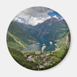 Norgen beskådar till Geiranger från Flydalsjuvet Magnet