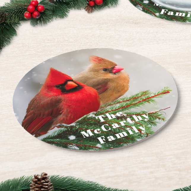 Norra kardinalerna i Gräs Träd Namn Underlägg Papper Rund (Rustic paper Christmas party coasters feature a cardinal pair and custom family name text.)