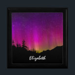 Norra Ljus Aurora Borealis Starry Night Himlar Smyckeskrin<br><div class="desc">Ett vackert nattlandskap. Bergsområdena och träd framstår som en svart silhuett mot en ljus och levande visning av norra ljus som skakar ovan. Den spännande natten i himlar glöms i rosa,  lila och gult.</div>