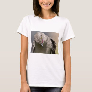 Norra Mockingbird tar en Bow Apparel & Gifts T-shirt