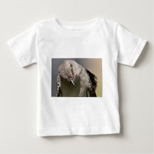 Norra Mockingbird tar en Bow Apparel & Gifts Tee Shirt