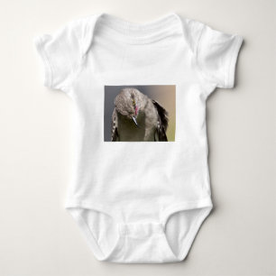 Norra Mockingbird tar en Bow Apparel & Gifts Tröja