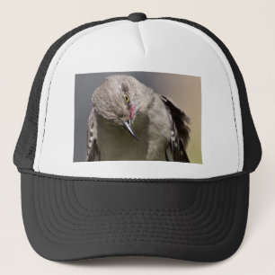 Norra Mockingbird tar en Bow Apparel & Gifts Truckerkeps