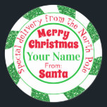 Norra Pole Santa Speciell Delivery Classic Round S Runt Klistermärke<br><div class="desc">De här märkrna med julklapp i anpassningsbar har en yttre ram med en snurrande design av pepparmyntgodis i glitter med faux grönt. Uttrycket "Speciell leverans från Nordpolen" trycks i ett cirkulärt mönster runt textområdet. Hälsning "God jul" trycks på etikettens överkant med ett vitt rött teckensnitt. Ett exempel på namn skrivs...</div>