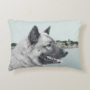 Norsk Elkhound vid Village Painting - Hund Art Prydnadskudde