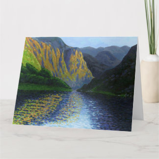 Norsk fjord närmar sig solnedgång kort