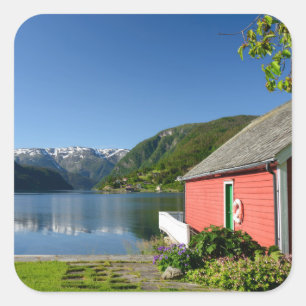 Norsk fjordvy och boathouse-dekal fyrkantigt klistermärke