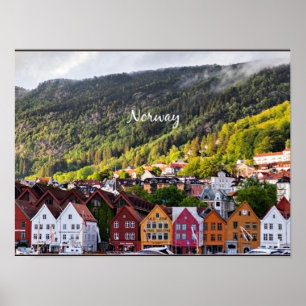 Norsk stad med berg i bakgrunden poster