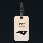North Carolina Karta Luggage Tag, Bröllopsfest Bagagebricka<br><div class="desc">Dessa statliga bagagetaggar gör att perfektens bröllopsfest ger märkre eller välkomna säckar märkre. Koppla den till dina brudgåvor i stället för till en typisk papper märkre, och de kan använda den i månader och år till komen. Märkrna har en persikofärgad vattenfärgsbakgrund. Om du vill ha ställe i hjärtat på platsen...</div>