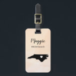 North Carolina Karta Luggage Tag, Bröllopsfest Bagagebricka<br><div class="desc">Dessa statliga bagagetaggar gör att perfektens bröllopsfest ger märkre eller välkomna säckar märkre. Koppla den till dina brudgåvor i stället för till en typisk papper märkre, och de kan använda den i månader och år till komen. Märkrna har en persikofärgad vattenfärgsbakgrund. Om du vill ha ställe i hjärtat på platsen...</div>