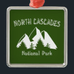 North Cascades nationalpark Julgransprydnad Metall<br><div class="desc">North Cascades nationalpark är som ingen annan. Washington Pass,  Maple Pass,  Blue Sjö Trail,  det överraskar vid varje tillfälle. Visa din passion för fjärrvildmark och kärlek i den här parken!</div>