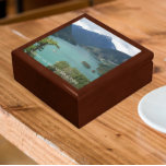North Cascades nationalpark Landskap Minnesask<br><div class="desc">Lagra trinketer,  smycken och andra små keepsaker i den här presentlådan av trä med keramik med en scenbild av emerald grönt Diablo Sjö,  placerad i North Cascades National Park i Washington. Markera din presentlåda storlek och färg. Gör en underbar resande souvenir!</div>