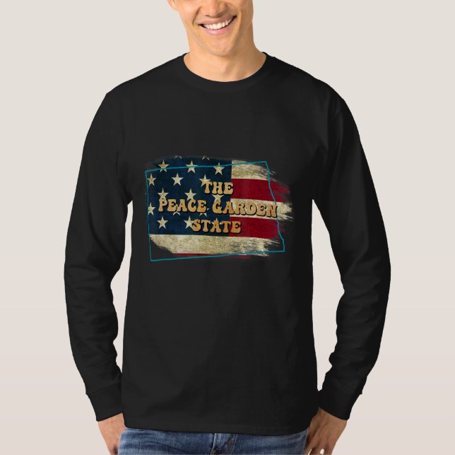 North Dakota och Us Flagga Motto T Shirt (Framsida)