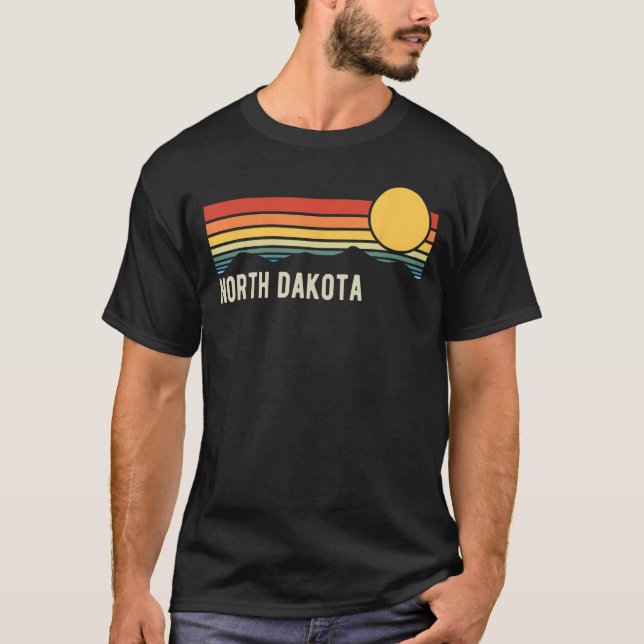 North Dakota USA Retro Sunset Stil Design T Shirt (Framsida)