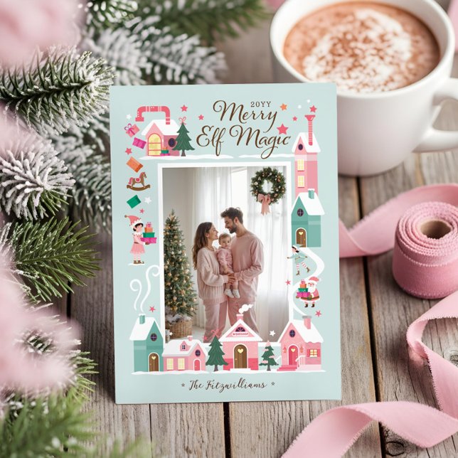 North Pole Rosa Elf Workshop Santa Photo Julkort (North Pole Pink Elf Workshop Santa Photo Holiday Card)