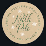 North Pole Speciell Delivery Kraft Brown Anpassnin Runt Klistermärke<br><div class="desc">Lägg till lite glädje i extra till helgdag och jul,  med personliger från tomten! De speciella klistermärkena är "Speciell Delivery from Santa Just for (child's namn)" i cirkulär text runt Nordpolen och vitt snöflingor i mitten och med en brunkolsbakgrund.</div>