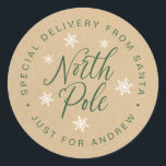 North Pole Speciell Delivery Kraft Brown Anpassnin Runt Klistermärke<br><div class="desc">Lägg till lite glädje i extra till helgdag och jul,  med personliger från tomten! De speciella klistermärkena är "Speciell Delivery from Santa Just for (child's namn)" i cirkulär text runt Nordpolen och vitt snöflingor i mitten och med en brunkolsbakgrund.</div>