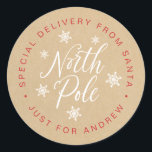 North Pole Speciell Delivery Kraft Brown Anpassnin Runt Klistermärke<br><div class="desc">Lägg till lite glädje i extra till helgdag och jul,  med personliger från tomten! De speciella klistermärkena är "Speciell Delivery from Santa Just for (child's namn)" i cirkulär text runt Nordpolen och vitt snöflingor i mitten och med en brunkolsbakgrund.</div>
