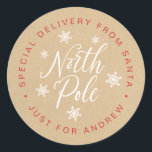 North Pole Speciell Delivery Kraft Brown Anpassnin Runt Klistermärke<br><div class="desc">Lägg till lite glädje i extra till helgdag och jul,  med personliger från tomten! De speciella klistermärkena är "Speciell Delivery from Santa Just for (child's namn)" i cirkulär text runt Nordpolen och vitt snöflingor i mitten och med en brunkolsbakgrund.</div>