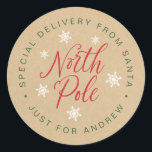 North Pole Speciell Delivery Kraft Brown Anpassnin Runt Klistermärke<br><div class="desc">Lägg till lite glädje i extra till helgdag och jul,  med personliger från tomten! De speciella klistermärkena är "Speciell Delivery from Santa Just for (child's namn)" i cirkulär text runt Nordpolen och vitt snöflingor i mitten och med en brunkolsbakgrund.</div>