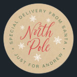 North Pole Speciell Delivery Kraft Brown Anpassnin Runt Klistermärke<br><div class="desc">Lägg till lite glädje i extra till helgdag och jul,  med personliger från tomten! De speciella klistermärkena är "Speciell Delivery from Santa Just for (child's namn)" i cirkulär text runt Nordpolen och vitt snöflingor i mitten och med en brunkolsbakgrund.</div>