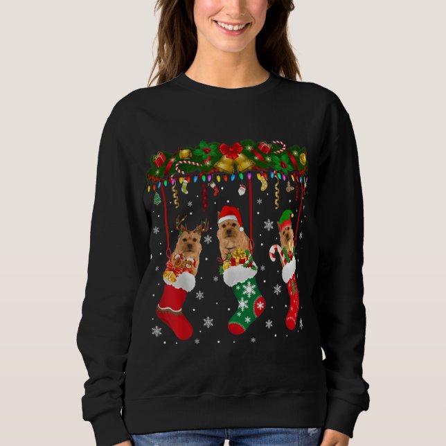 Norwich Terrier i Sock Julafton Reindeer Santa ELF T Shirt (Framsida)