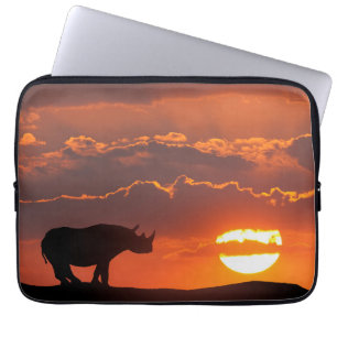 Noshörning vid solnedgång, Masai Mara, Kenya Laptop Sleeve