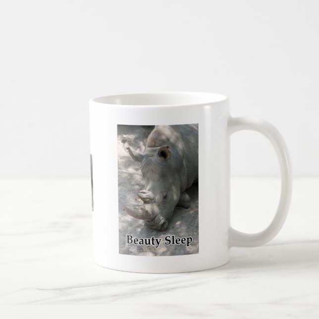 Noshörningen fotograferar med "skönhetsömn" text kaffemugg (Höger)