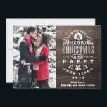 Nostalgic WOOD-julhälsningar Lodrät Foto Julkort<br><div class="desc">Den här Helgdag/julkortet för elegant innehåller ett vanligt brev med ord "God jul OCH GOTT NYTT ÅR" och ett foto för lodrät. Den här designen har en chic och vintage som känns med en modern vrid. Trä är tryckeffekt Tillgängligt även i rött och blått Fyll i korten som lägger till...</div>