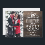 Nostalgic WOOD-julhälsningar Lodrät Foto Julkort<br><div class="desc">Den här Helgdag/julkortet för elegant innehåller ett vanligt brev med ord "God jul OCH GOTT NYTT ÅR" och ett foto för lodrät. Den här designen har en chic och vintage som känns med en modern vrid. Trä är tryckeffekt Tillgängligt även i rött och blått Fyll i korten som lägger till...</div>