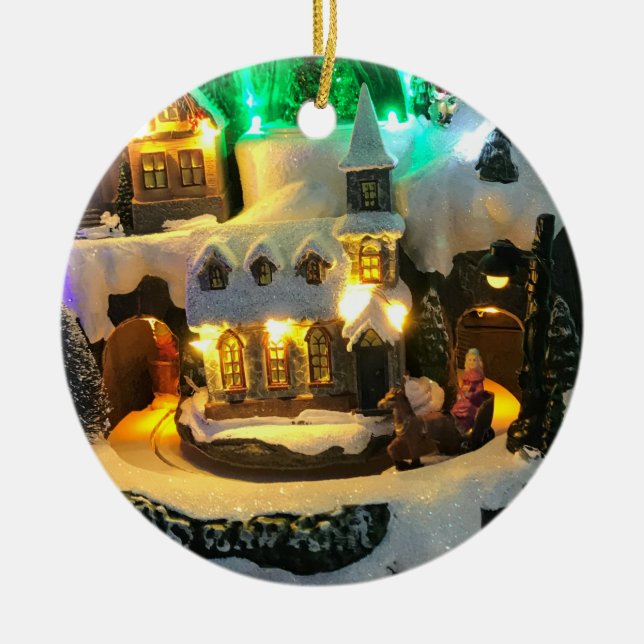 Nostalgiskt bergssamhälle mot Snö-scenen Julgransprydnad Keramik (Framsidan)