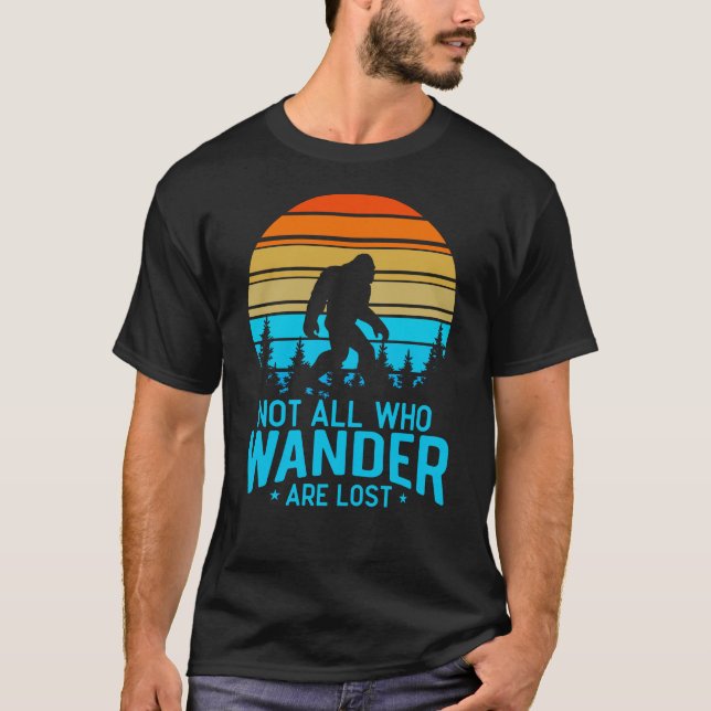 Not All Who Wander are Lost | Bigfoot Retro Design T Shirt (Framsida)