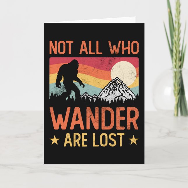 Not All Who Wander Are Lost Cool Bigfoot Kort (Framsida)