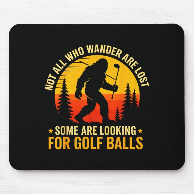Not All Who Wander Are Lost Funny Bigfoot Golfing  Musmatta (Framsidan)