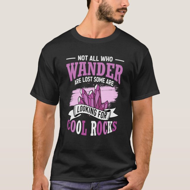 Not All Who Wander Are Lost Some Are Looking For C T Shirt (Framsida)
