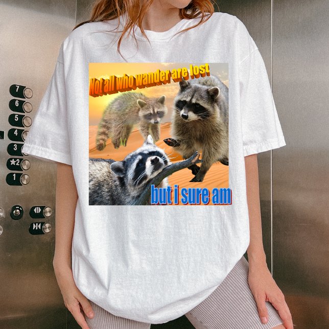 Not all who wander are lost Waschbär Meme  T Shirt (Skapare uppladdad)