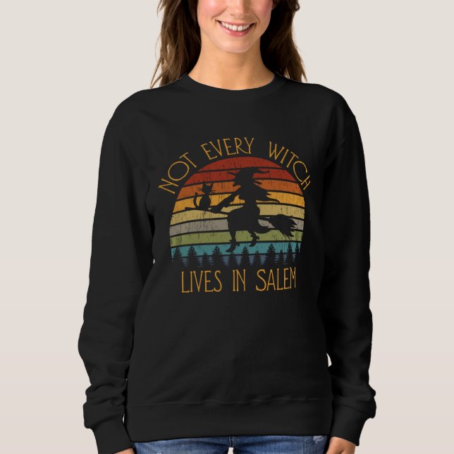Not every witch lives in Salem Halloween Witch Cat T Shirt (Framsida)